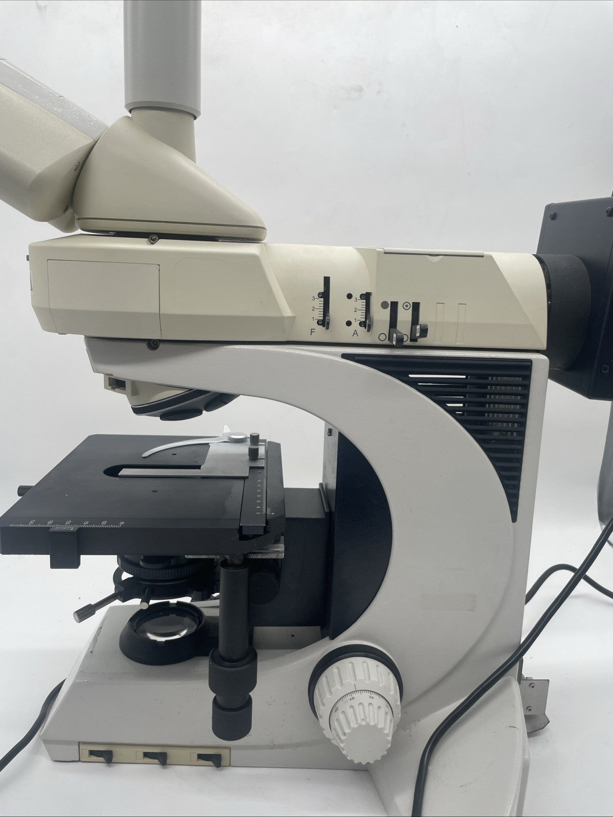 Leica DMLB Fluorescence Microscope. Missing Parts. Burnt Bulb UNTESTED LB30T