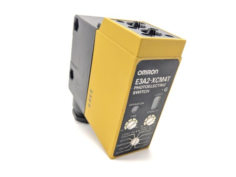 Omron E3A2-XCM4T Fiber-Optic Photoelectric Sensor with Red LED