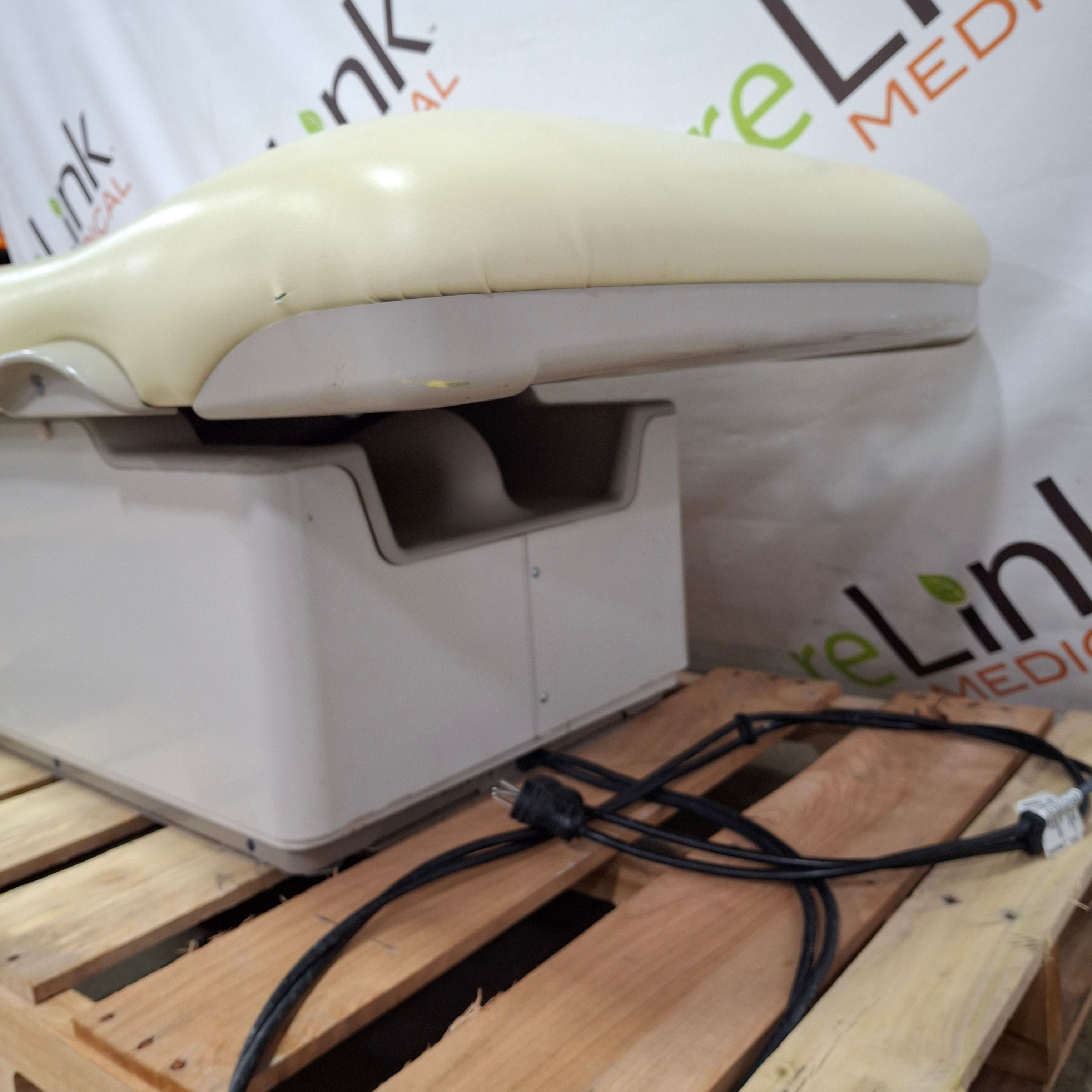 Midmark 223 Hi-Lo Power Barrier Free Procedure Exam Table