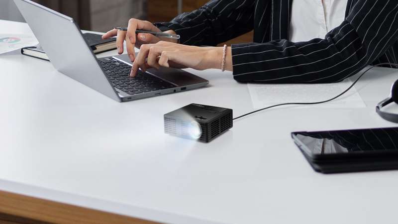Optoma ML750i Mini-portable LED Hand-held Projector