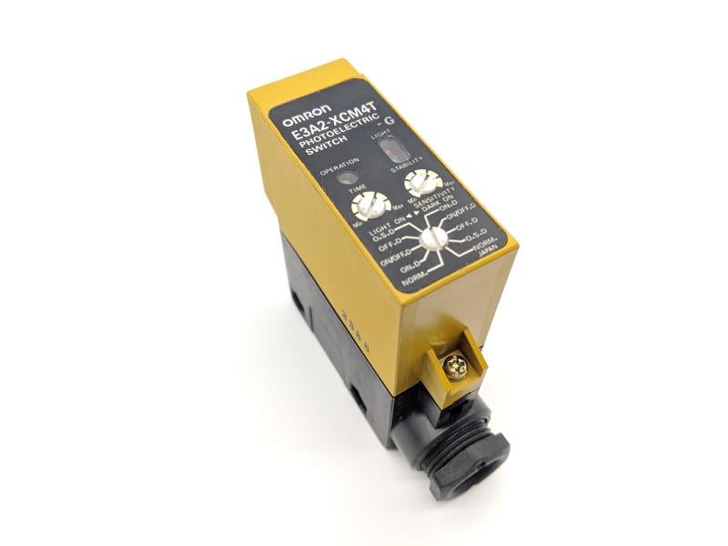 Omron E3A2-XCM4T Fiber-Optic Photoelectric Sensor with Red LED