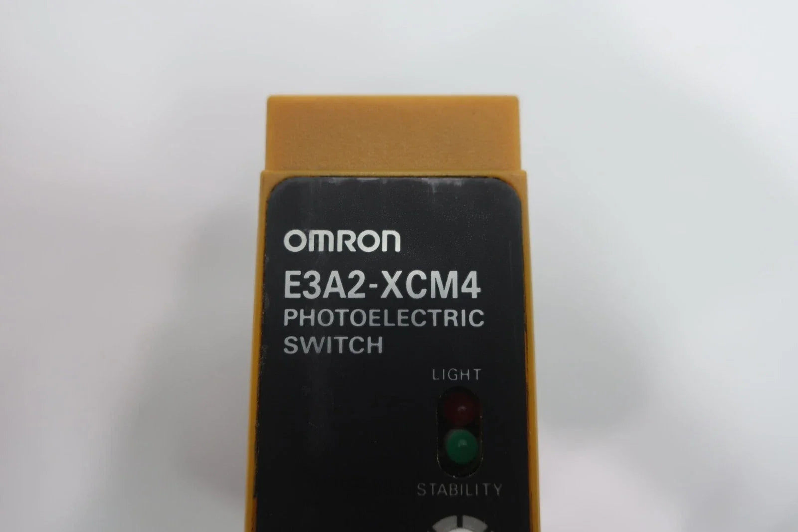 Omron E3A2-XCM4 Fiber Optic Amplifier 24-240VAC/DC NPN PNP Relay Output